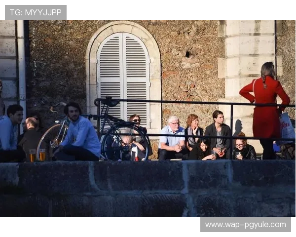 巴黎人视讯真人揭秘：巴黎人平台的真人视讯游戏发展历程与未来趋势分析